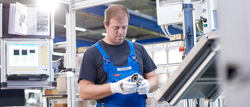 Arbeiter mit Gelenkwelle