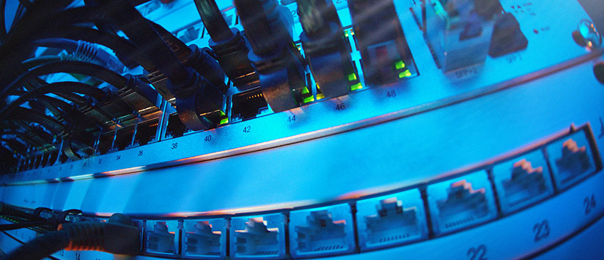 Web-Weminar VKU Server mit Netzwerkkablen
