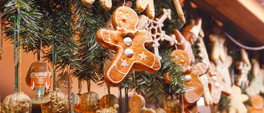Lebkuchen und Weihnachtsschmuck